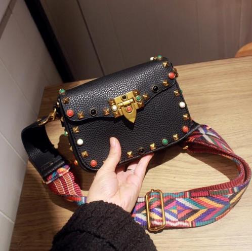 杨幂机场同款红色斜挎小包包：个性时髦洋气（图）