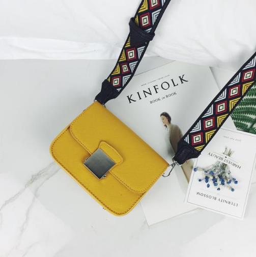 杨幂机场同款红色斜挎小包包：个性时髦洋气（图）