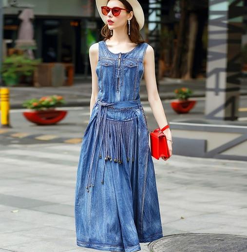 荷叶边开叉牛仔裤搭配长袖T:打造俏皮可爱甜美风 荷叶边开叉牛仔裤搭配长袖T:打造俏皮可爱甜美风