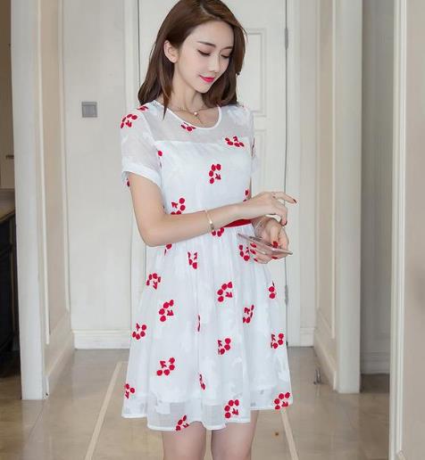 今年流行蕾丝连衣裙：6款连衣裙打造时髦女人味（图）