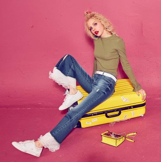 荷叶边开叉牛仔裤搭配长袖T：打造俏皮可爱甜美风