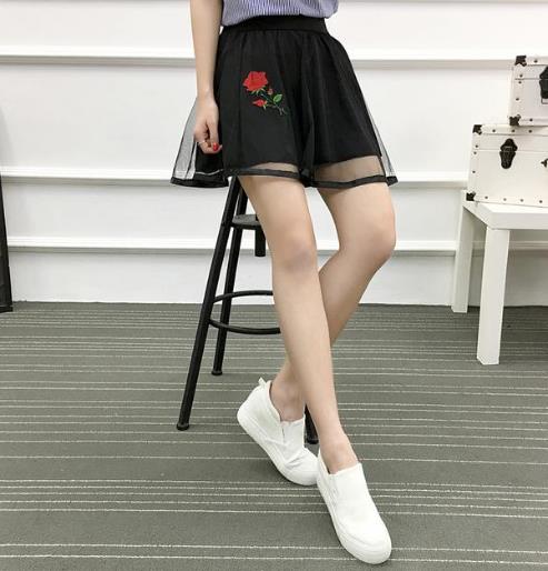 流行的时髦款半身裙怎么搭配上衣：性感时尚（图）