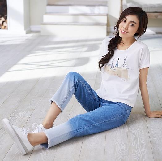 荷叶边开叉牛仔裤搭配长袖T：打造俏皮可爱甜美风