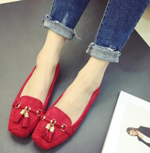 优雅大方的铆钉流苏平底鞋：舒适又时髦（图）