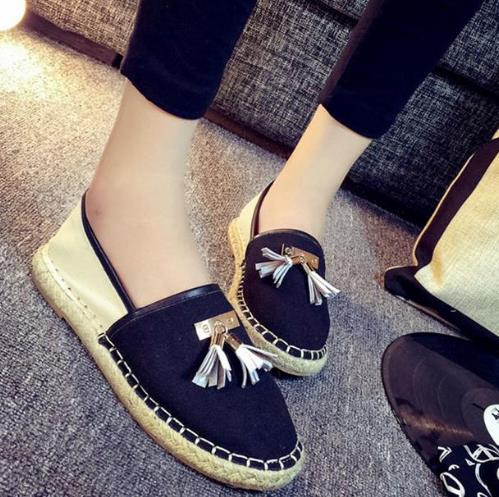 优雅大方的铆钉流苏平底鞋：舒适又时髦（图）