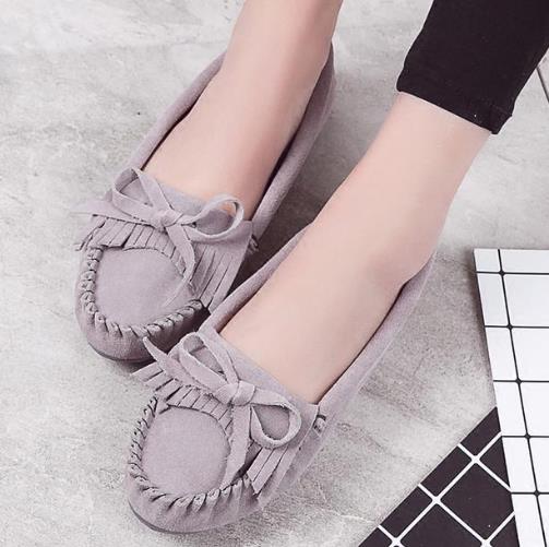 优雅大方的铆钉流苏平底鞋：舒适又时髦（图）