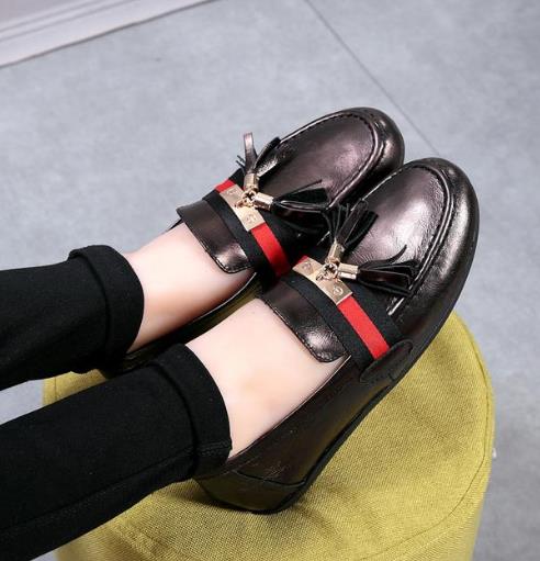 优雅大方的铆钉流苏平底鞋：舒适又时髦（图）