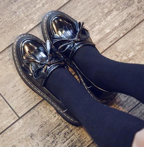 优雅大方的铆钉流苏平底鞋：舒适又时髦（图）