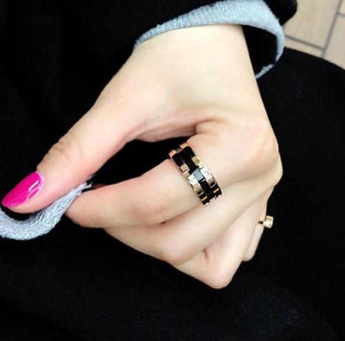 版型大气时尚戒指推荐:玫瑰金黑白简约戒指(图) 版型大气时尚戒指推荐:玫瑰金黑白简约戒指(图)