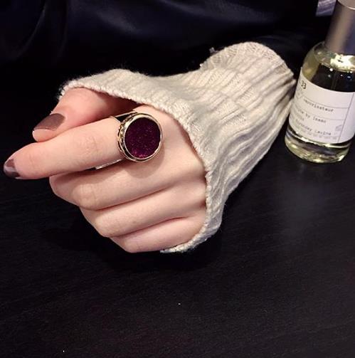 版型大气时尚戒指推荐：玫瑰金黑白简约戒指（图）