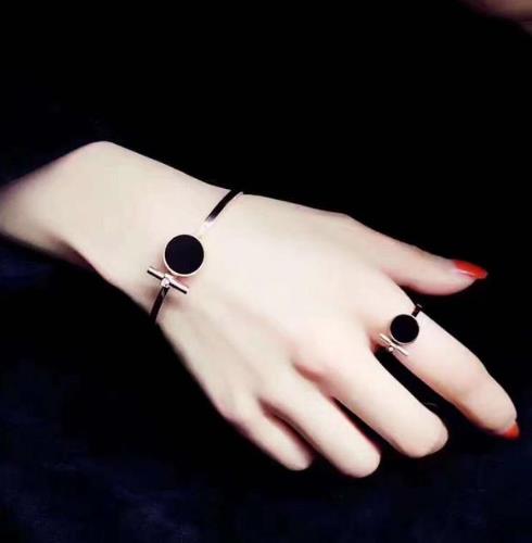 版型大气时尚戒指推荐：玫瑰金黑白简约戒指（图）