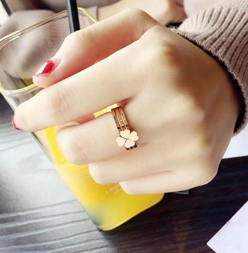 版型大气时尚戒指推荐：玫瑰金黑白简约戒指（图）