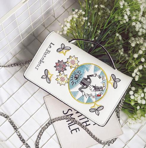 明星同款时尚简约小方包：5款小方包彰显青春感