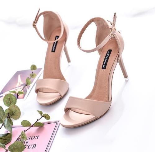 秋季怎能少了高跟鞋：浅口细跟高跟鞋搭配（图）