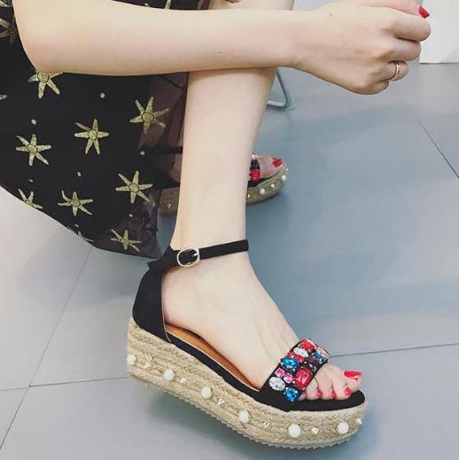 坡跟松糕水钻珍珠鞋搭配:5种时尚气质凉鞋分享 坡跟松糕水钻珍珠鞋搭配:5种时尚气质凉鞋分享