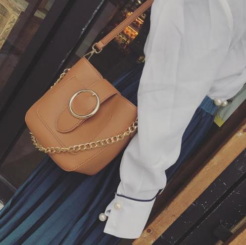 今年流行的新款女简约迷你手提包：帅气温婉（图）