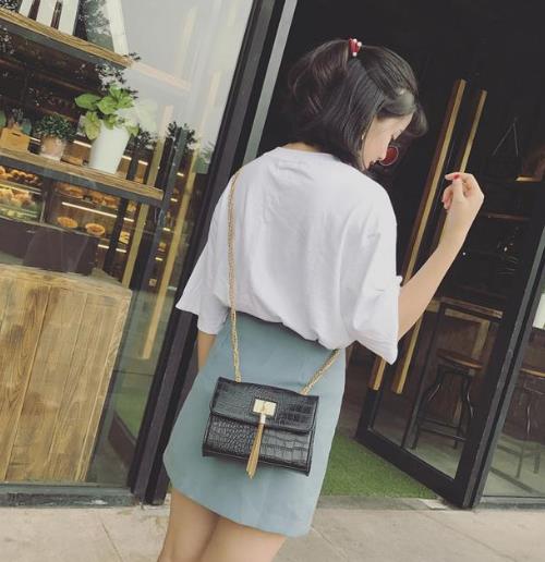 今年流行的新款女简约迷你手提包：帅气温婉（图）