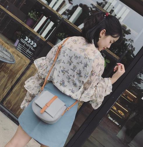 今年流行的新款女简约迷你手提包：帅气温婉（图）