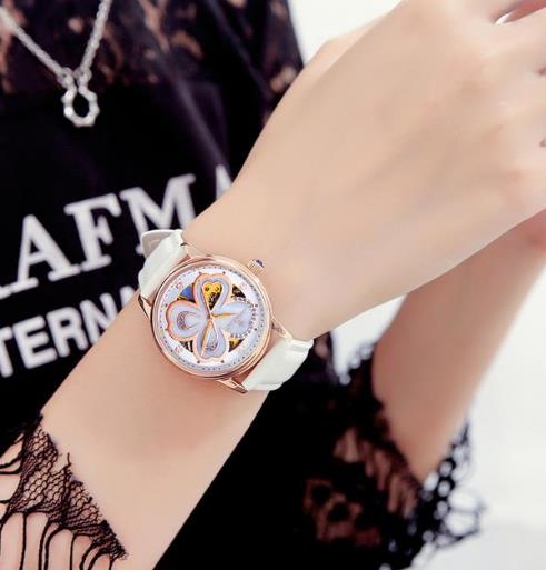 6款简约并不简单的防水尼龙帆布手表搭配(图) 6款简约并不简单的防水尼龙帆布手表搭配(图)