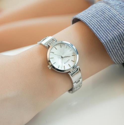 6款简约并不简单的防水尼龙帆布手表搭配(图) 6款简约并不简单的防水尼龙帆布手表搭配(图)