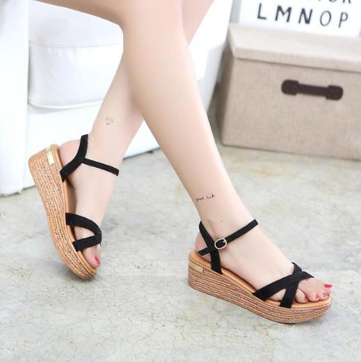 坡跟松糕水钻珍珠鞋搭配：5种时尚气质凉鞋分享