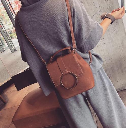 漆皮锁扣小方包搭：6款小方包打造名媛淑女风（图）