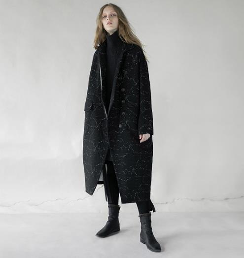 网纱连衣裙搭配刺绣翻领毛呢外套：优雅时髦范（图）