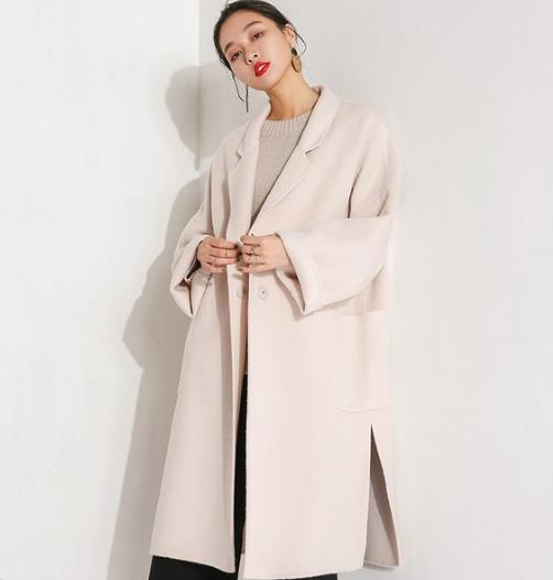 网纱连衣裙搭配刺绣翻领毛呢外套：优雅时髦范（图）