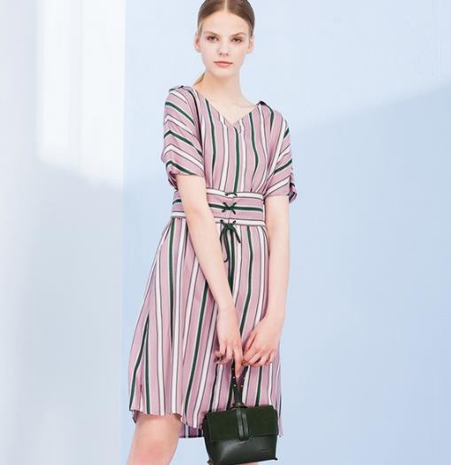 百变翻领条纹长袖衬衫更耐看：新款衬衫搭配（图）