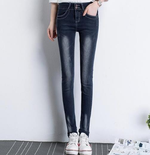 今年女神们都在穿紧身裤：时尚紧身裤突出大长腿