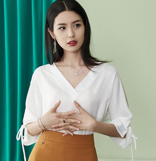 牛仔阔腿裤搭配花朵一字肩衬衫:显瘦时髦衬衫(图) 牛仔阔腿裤搭配花朵一字肩衬衫:显瘦时髦衬衫(图)