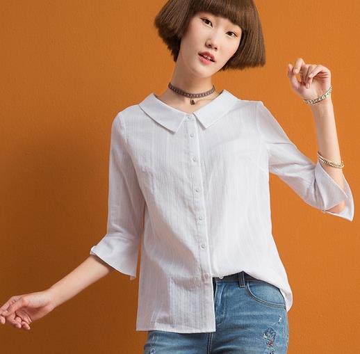 牛仔阔腿裤搭配花朵一字肩衬衫:显瘦时髦衬衫(图) 牛仔阔腿裤搭配花朵一字肩衬衫:显瘦时髦衬衫(图)