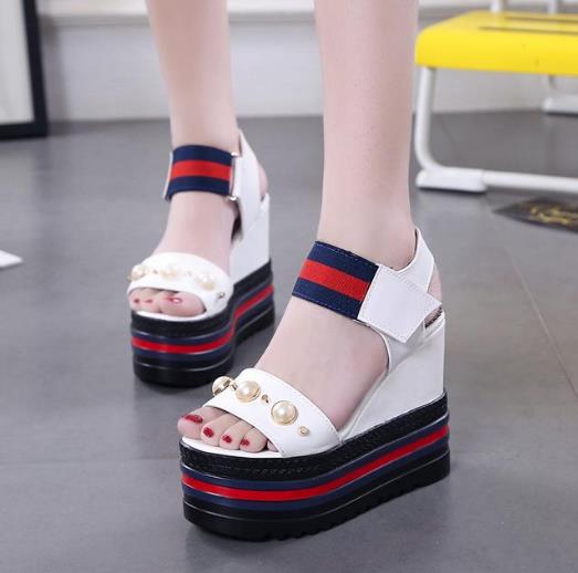 新款坡跟鱼嘴亮片花朵凉鞋：打造韩版时尚甜美风