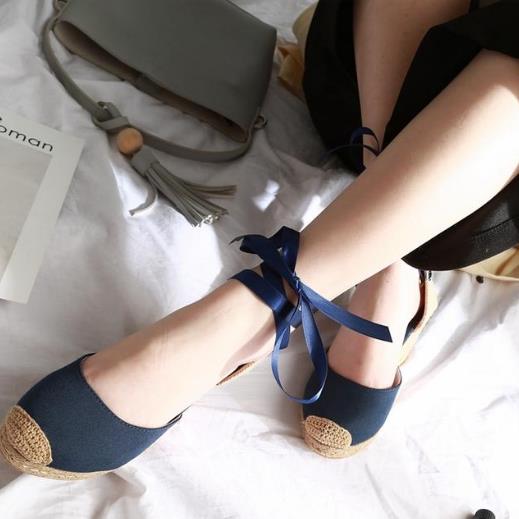 新款坡跟鱼嘴亮片花朵凉鞋：打造韩版时尚甜美风