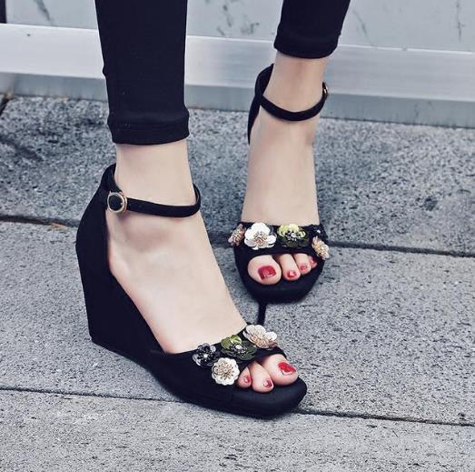 新款坡跟鱼嘴亮片花朵凉鞋：打造韩版时尚甜美风