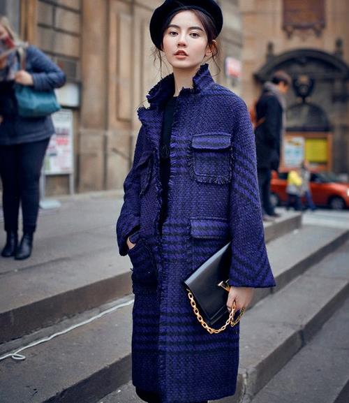 格子翻领呢大衣搭配阔腿裤:彰显时尚文艺气场(图) 格子翻领呢大衣搭配阔腿裤:彰显时尚文艺气场(图)