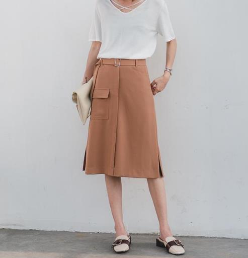 今年最流行性感开叉半身裙：高腰显瘦半身裙搭配