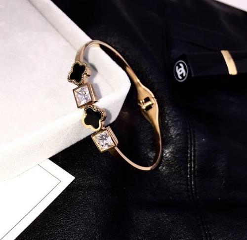 甜美清新的手镯:韩国时尚四叶草手镯推荐(图) 甜美清新的手镯:韩国时尚四叶草手镯推荐(图)