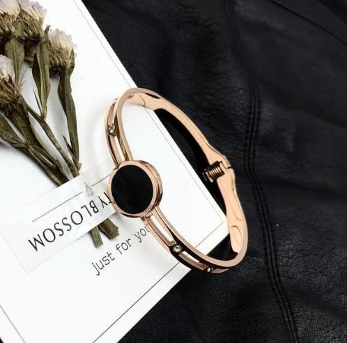 甜美清新的手镯:韩国时尚四叶草手镯推荐(图) 甜美清新的手镯:韩国时尚四叶草手镯推荐(图)