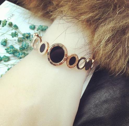 甜美清新的手镯:韩国时尚四叶草手镯推荐(图) 甜美清新的手镯:韩国时尚四叶草手镯推荐(图)