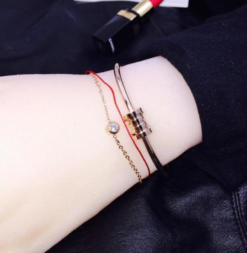 甜美清新的手镯:韩国时尚四叶草手镯推荐(图) 甜美清新的手镯:韩国时尚四叶草手镯推荐(图)