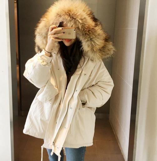 宽松短款丝绒羽绒服搭配：6款羽绒服打造青春活力