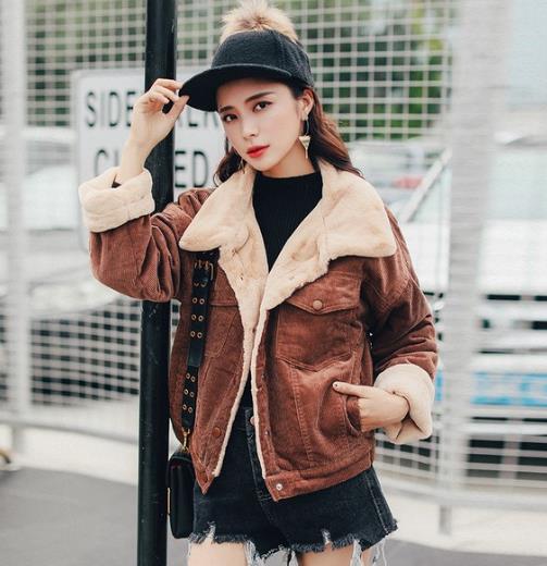 羊羔毛灯芯绒短外套怎么搭配：显瘦又保暖（图）