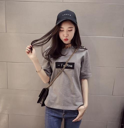 蝙蝠袖机车夹克外套搭配牛仔裤：凸显时尚潮流（图）