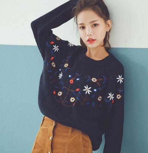 中长款廓形毛衣搭配半身裙:演绎时尚宽松范儿(图) 中长款廓形毛衣搭配半身裙:演绎时尚宽松范儿(图)