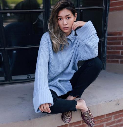 中长款廓形毛衣搭配半身裙：演绎时尚宽松范儿（图）