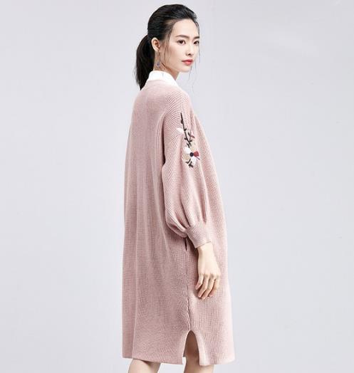 翻领灯笼袖外套搭配链条包：凸显了纤巧之美（图）