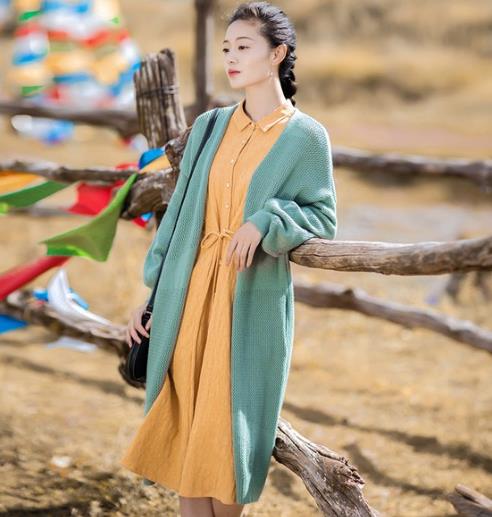 翻领灯笼袖外套搭配链条包：凸显了纤巧之美（图）