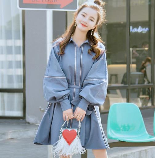 翻领灯笼袖外套搭配链条包：凸显了纤巧之美（图）