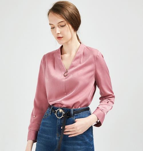 高腰裤搭配V领丝绒长袖衫:打造秋冬时尚性感(图) 高腰裤搭配V领丝绒长袖衫:打造秋冬时尚性感(图)